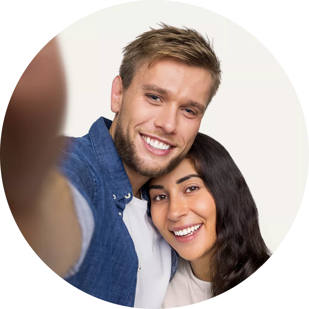 Smiling couple with straight, white teeth, highlighting the effective and discreet results of using Spark clear aligners